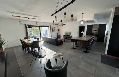 Entraigues-sur-la-Sorgue Casa | Spacious villa with pool