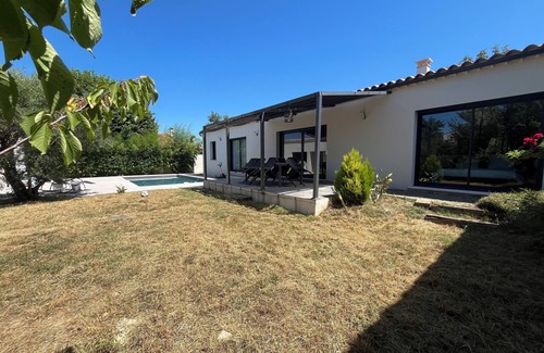 Entraigues-sur-la-Sorgue Casa | Spacious villa with pool
