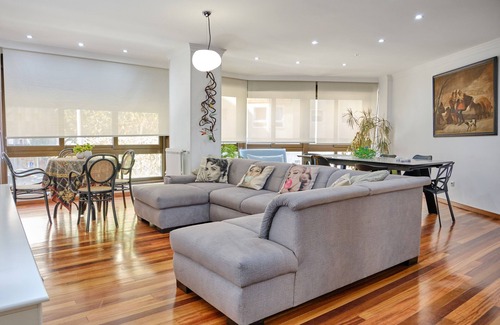 El Ensanche Zona Nuova Apartamento | ¡Amplio alojamiento de 5 habitaciones!