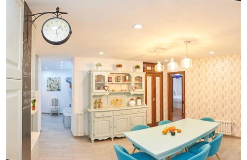 El Ensanche Zona Nuova Apartamento | ¡Amplio lujoso alojamiento de 3 habitaciones!