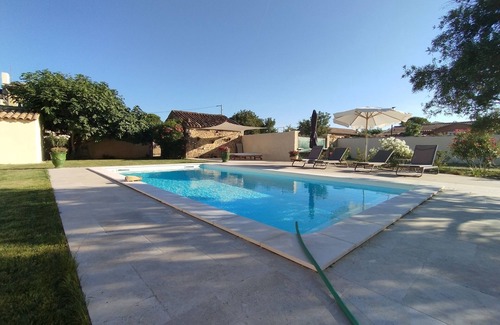 Entraigues-sur-la-Sorgue Casa | VILLA ESPACIOSA con GRAN JARDÍN y PISCINA cerca de AVIGNON