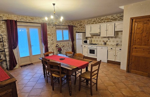 Saint-Paulet-de-Caisson Apartamento | Spacious, quiet cottage in the countryside