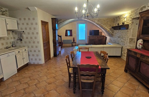 Saint-Paulet-de-Caisson Apartamento | Spacious, quiet cottage in the countryside