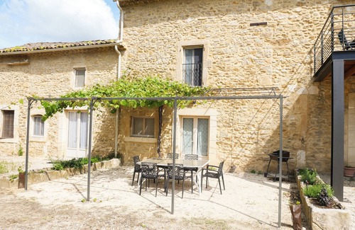 Saint-Paulet-de-Caisson Apartamento | Spacious, quiet cottage in the countryside