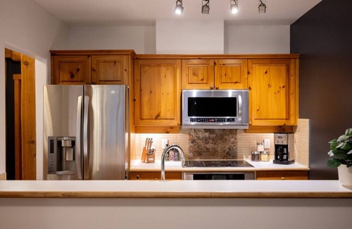 Nordic Estates Casa | Spacious 1.5BR: 5 min to Village with Private Hot tub & Pool!