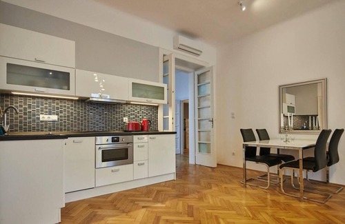 Terezvaros Apartamento | Spacious 1 Bed Basilica Apartment - with balcony