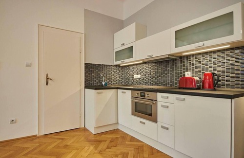 Terezvaros Apartamento | Spacious 1 Bed Basilica Apartment - with balcony