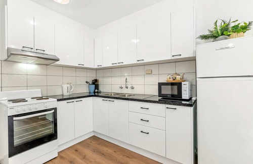 Glenroy Apartamento | Spacious 1-Bedroom Apartment with Car Space