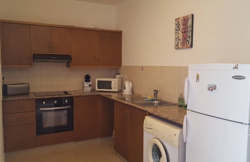 Peyia Town Apartamento | Amplio apartamento de 1 habitación, wifi gratuito, TV del Reino Unido y aire acondicionado
