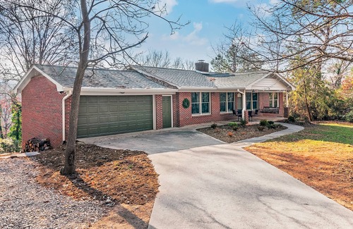 Woodfin Apartamento | Spacious 1 Bedroom Guest Suite; Private entrance; less than 10 min DT AVL!
