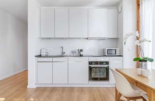 Neudorf-Weimershof Apartamento | Spacious 1-Bedroom Apartment with Parking - 10 Mins to Airport/Train Station