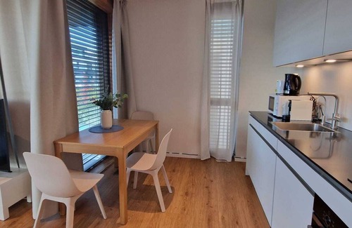 Neudorf-Weimershof Apartamento | Spacious 1-Bedroom Apartment with Parking - 10 Mins to Airport/Train Station