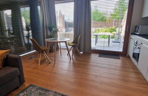 Neudorf-Weimershof Apartamento | Spacious 1-Bedroom Apartment with Parking - 10 Mins to Airport/Train Station
