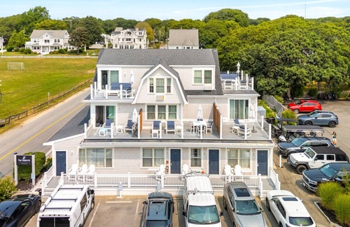 Falmouth Heights Condominio | Spacious 1-Bedroom with King & Double Beds (301)