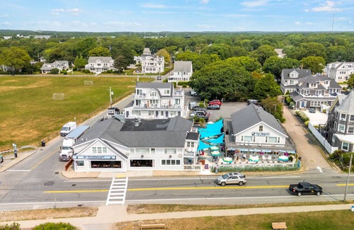 Falmouth Heights Condominio | Spacious 1-Bedroom with King & Double Beds (301)