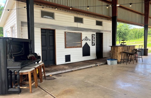 Lebanon Cabina | Spacious 1-bedroom with Loft Located 3 miles from Bennett Springs State Park
