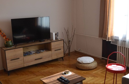Novi Sad Apartamento | Amplio apartamento de 1 dormitorio Nicola's en el centro de la ciudad, cerca de la Plaza de la Libertad