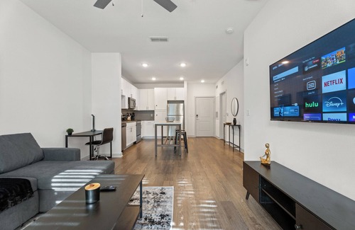Arlington Apartamento | Spacious 1 BR Apt/King Bed/Pool/Gym/Close 2 Beach