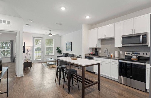 Arlington Apartamento | Spacious 1 BR Apt/King Bed/Pool/Gym/Close 2 Beach