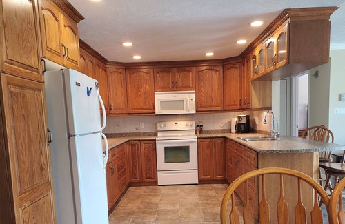 Walkerton Condominio | Spacious 1300 ft² condo w/ balcony overlooks river