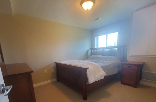 Walkerton Condominio | Spacious 1300 ft² condo w/ balcony overlooks river