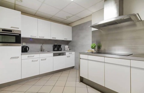 Gramsbergen Casa | Spacious 16-person group house with 6 bedrooms, 2 bathrooms, large kitchen and garden at park ’t Hooge Holt near Gramsbergen.