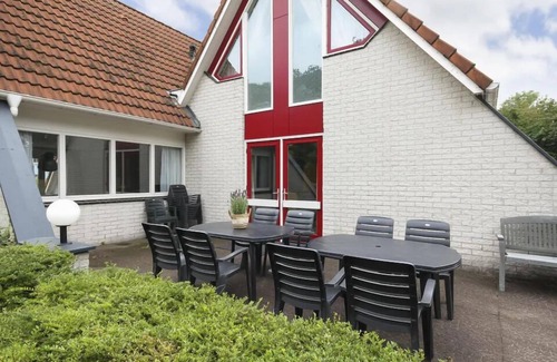 Gramsbergen Casa | Spacious 16-person group house with 6 bedrooms, 2 bathrooms, large kitchen and garden at park ’t Hooge Holt near Gramsbergen.