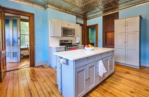 Fair Haven Heights Casa | Spacious 18th Century Victorian Mansion - Sleep 16+ Large Group