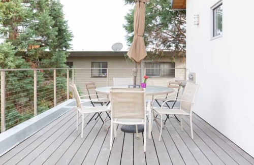 Adams Point Casa | Spacious 1908 House + Sky Deck + Hot Tub + Modern Tiny House, Near Lake