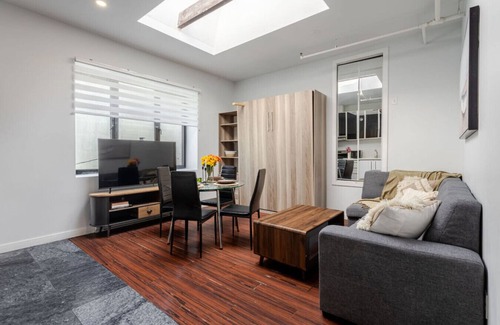 Downtown Montreal Apartamento | Spacious 1BDR Mezzanine on Bishop Central MTL