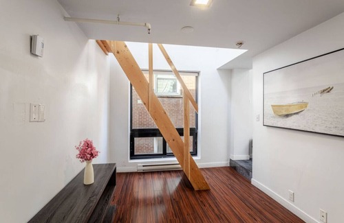 Downtown Montreal Apartamento | Spacious 1BDR Mezzanine on Bishop Central MTL