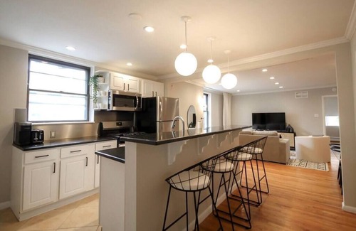 Center City Apartamento | Spacious 1BDR With Private Entrance Heart of City