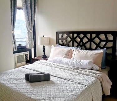 Downtown Apartamento | Spacious 1BR APT near Nightlife and Business Center in Makati