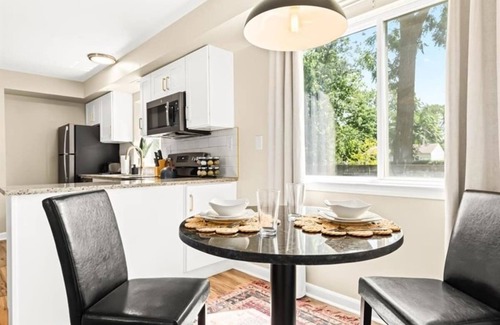 Roseville Apartamento | Spacious 1BR End Unit, Heart of Roseville