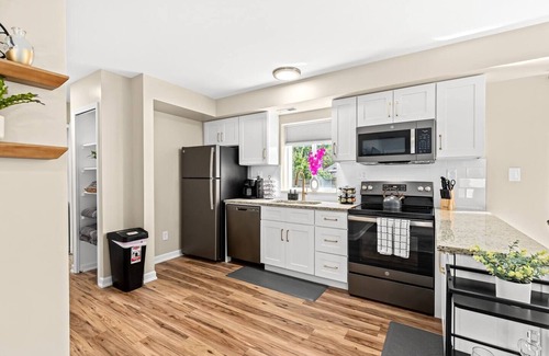 Roseville Apartamento | Spacious 1BR Flat w/ King Bed & Workspace