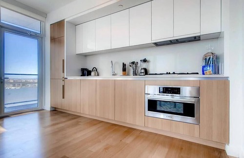 Hell's Kitchen Apartamento | Spacious 1BR | Full Kitchen | Washer/Dryer | Balcony | by GLS