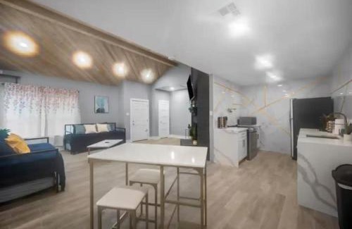 Houston Apartamento | Spacious 1BR Galleria Apt with Pool & Free Park