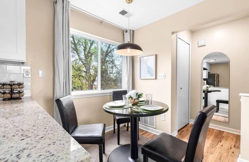 Roseville Apartamento | Spacious 1BR Upper Flat in the Heart of Roseville