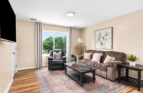 Roseville Apartamento | Spacious 1BR Upper Flat in the Heart of Roseville