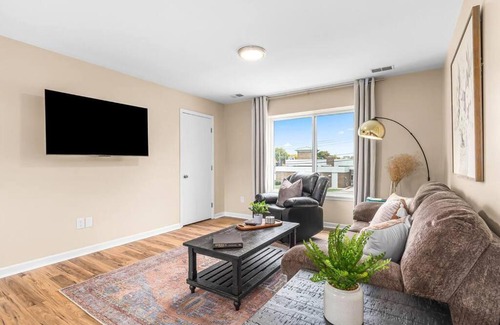 Roseville Apartamento | Spacious 1BR Upper Flat in the Heart of Roseville