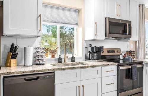 Roseville Apartamento | Spacious 1BR Upper Flat in the Heart of Roseville