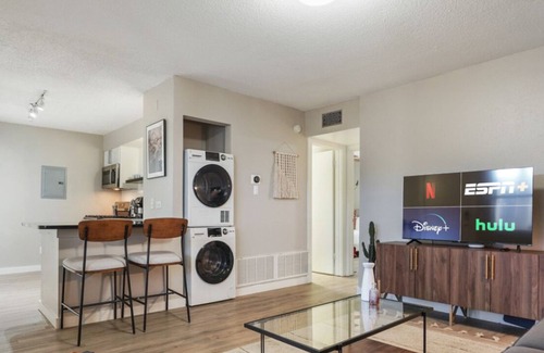 Brentwood Apartamento | Spacious 2 Apt Combo | Sleeps 12 + Pool and Pets