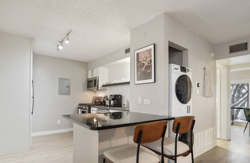 Brentwood Apartamento | Spacious 2 Apt Combo | Sleeps 12 + Pool and Pets