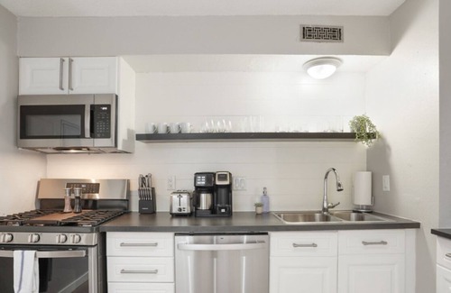 Brentwood Apartamento | Spacious 2 Apt Combo | Sleeps 12 + Pool and Pets