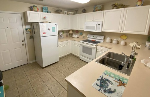 Crescent Beach Condominio | A Great Get Away- Condominio de 2 dormitorios / 2 baños con hermosa vista y amplias habitaciones