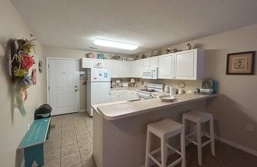 Crescent Beach Condominio | A Great Get Away- Condominio de 2 dormitorios / 2 baños con hermosa vista y amplias habitaciones