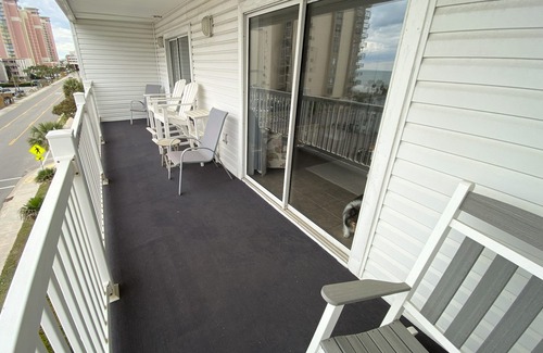 Crescent Beach Condominio | A Great Get Away- Condominio de 2 dormitorios / 2 baños con hermosa vista y amplias habitaciones