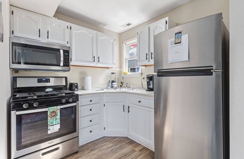Lower Township Apartamento | Spacious 2 Bed2 Bath Guest Suite Apt with HOT TUB and EV Charging