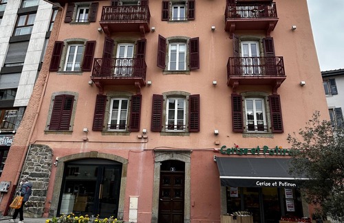 Evian-les-Bains Apartamento | Amplio apartamento de 2 dormitorios en el centro de Evian con opción de parking