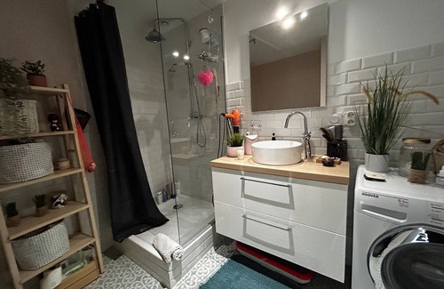 Evian-les-Bains Apartamento | Amplio apartamento de 2 dormitorios en el centro de Evian con opción de parking